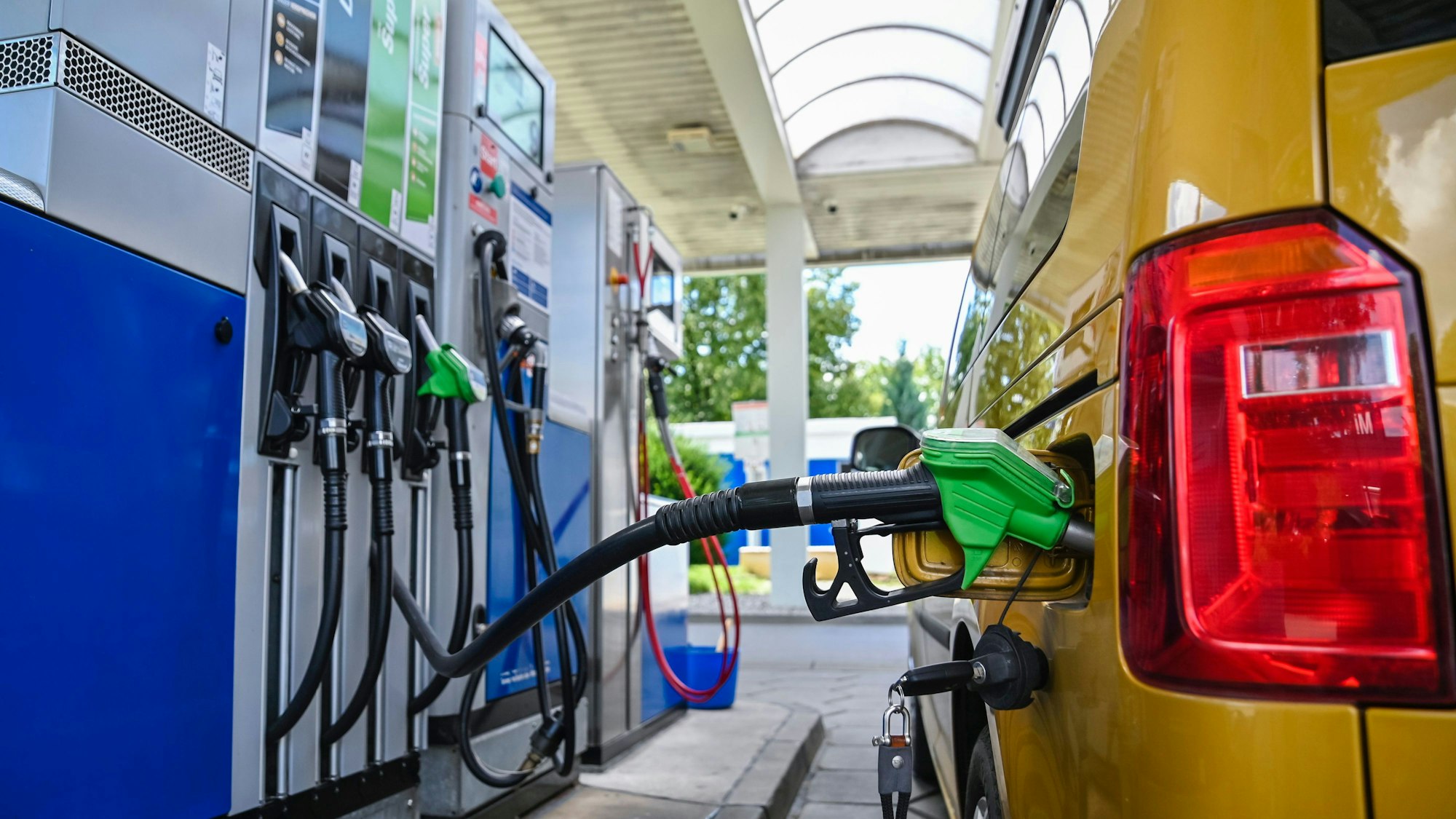 Ein Pkw wird an einer Tankstelle betankt