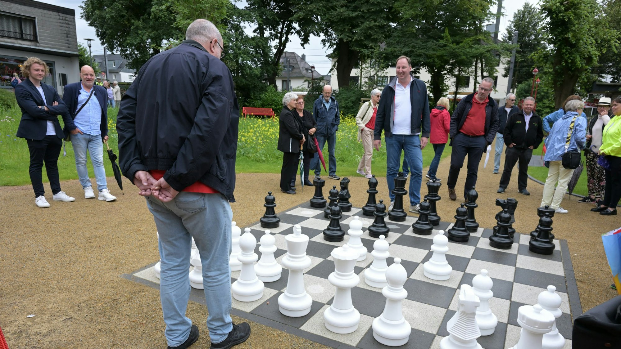 Großer Andrang zur Eröffnung des neuen Parks in Refrath. Auch das Schachfeld war gleich umlagert.
