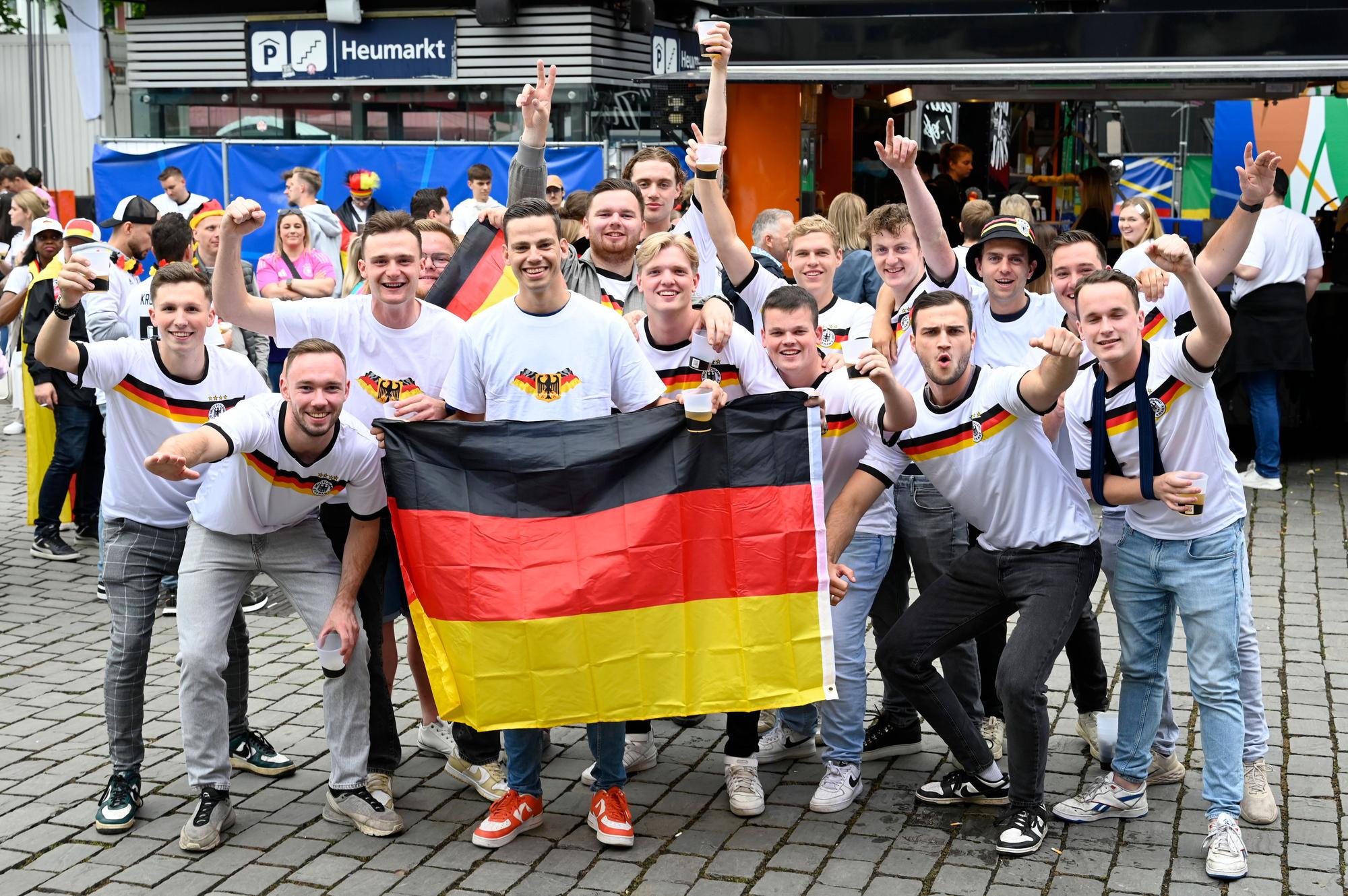 Junge Männer mit Deutschland-T-Shirts.