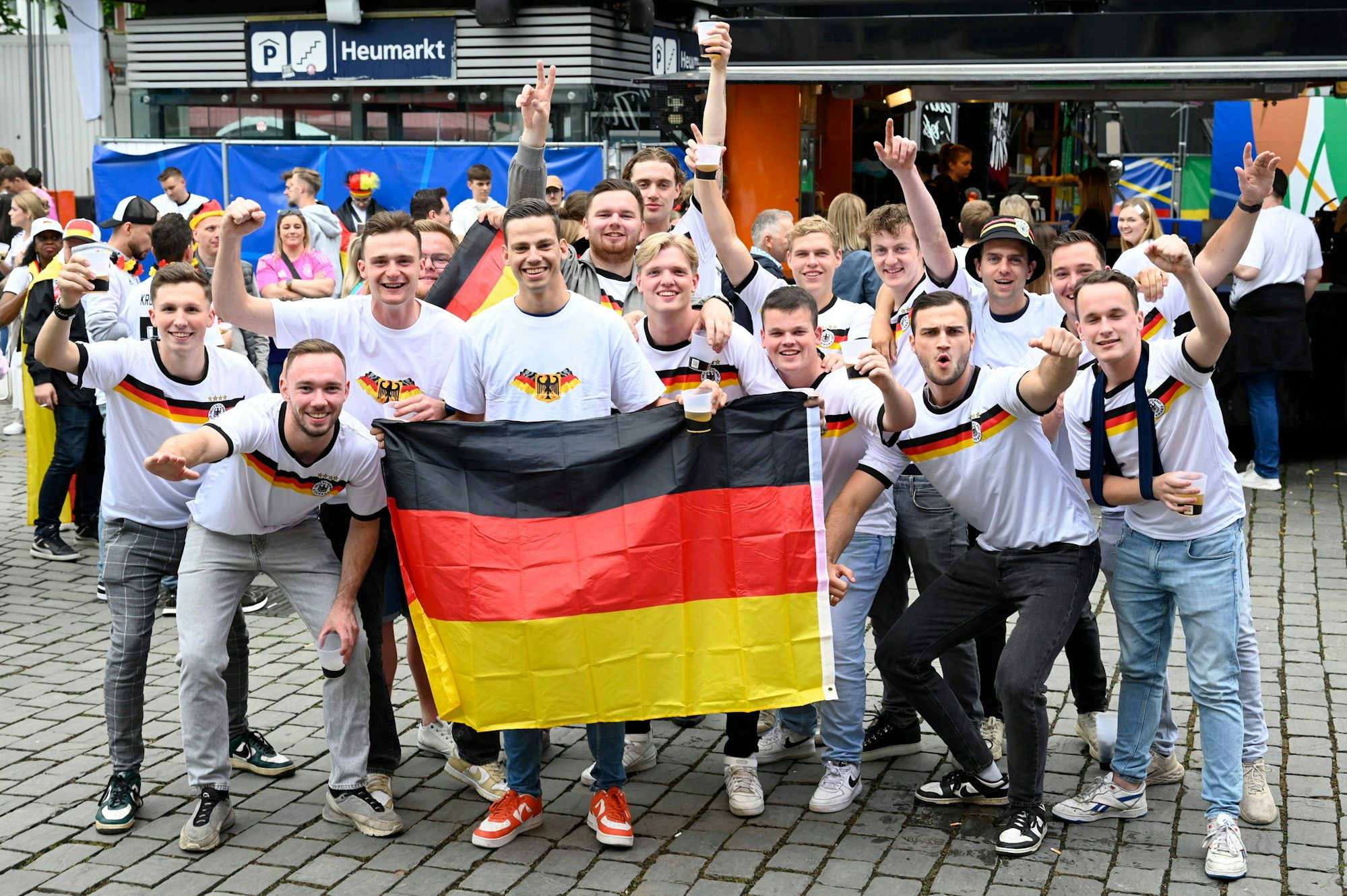 Junge Männer mit Deutschland-T-Shirts.