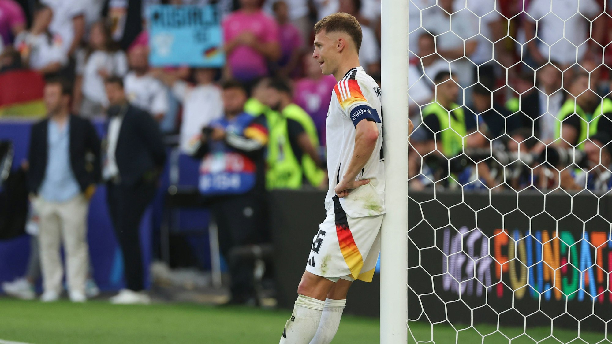 Joshua Kimmich lehnt am Pfosten.
