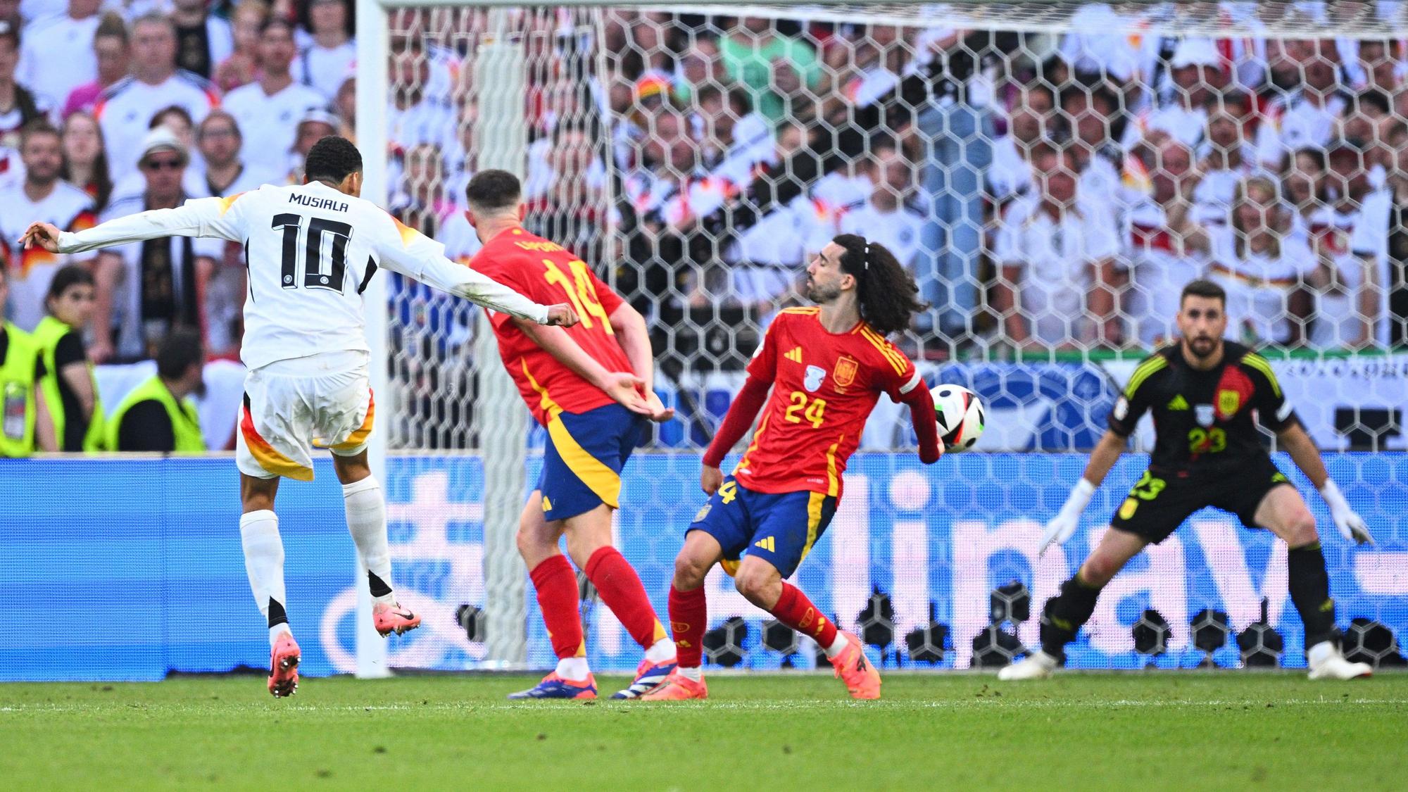 Deutschlands Jamal Musiala (l-r) in Aktion gegen Spaniens Aymeric Laporte, Marc Cucurella, der mit einem Handspiel abwehrt.