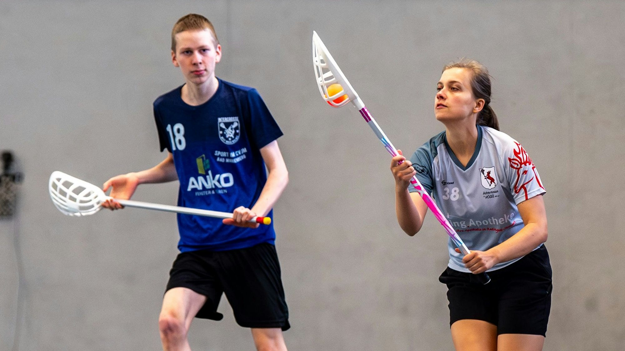 Das Bild zeigt Ina Doderer während eines Intercrosse-Ligaspiels. Sie hat den Ball im Schläger.