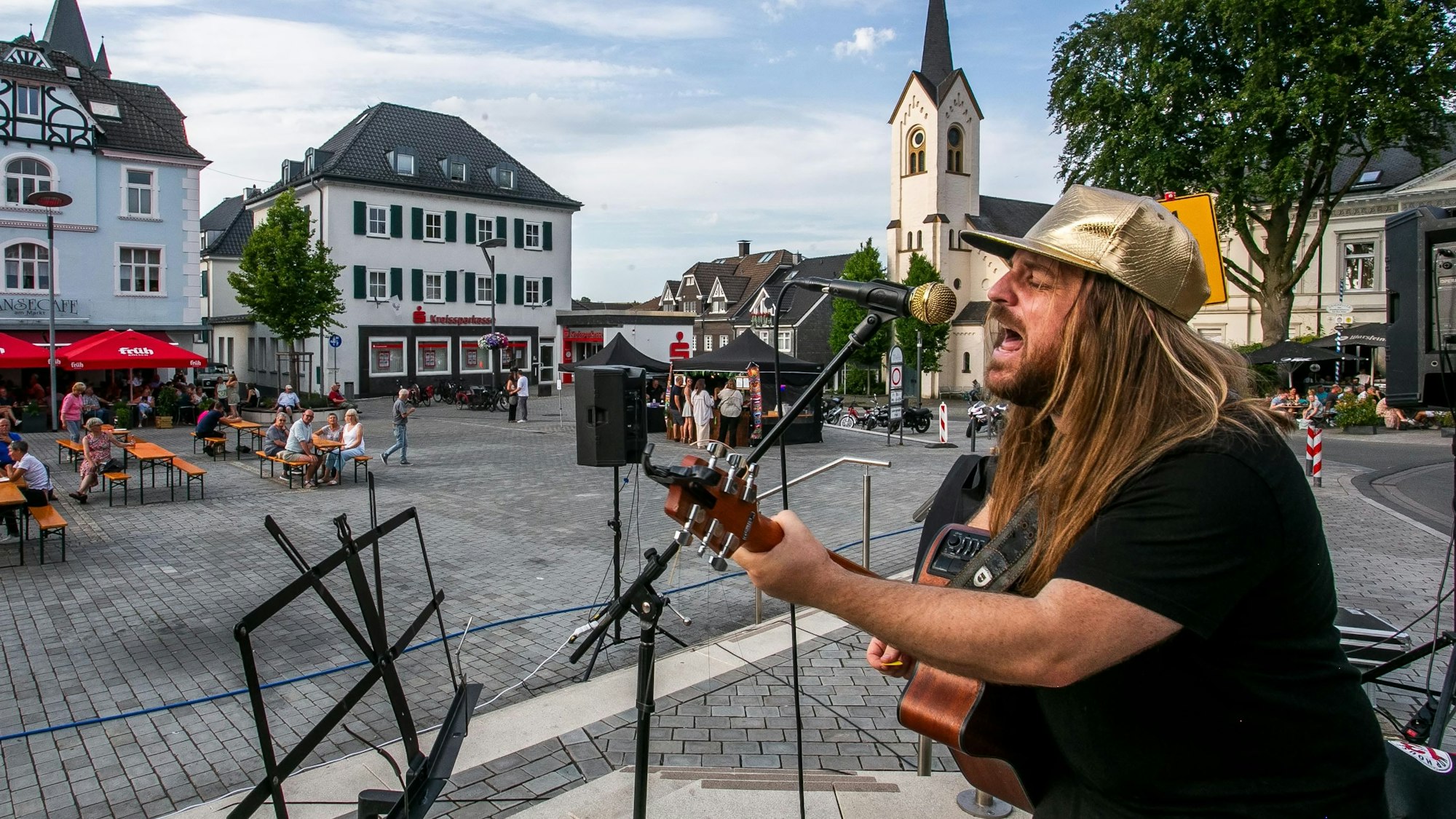 Das Foto zeigt den Gitarristen und Sänger Brad Marr auf dem Wipperfürther Marktplatz