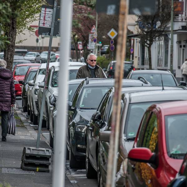 In der Kirchstraße in Leichlingen parken in den nächsten Monaten keine Autos, sondern Schienenersatzverkehrsbusse.