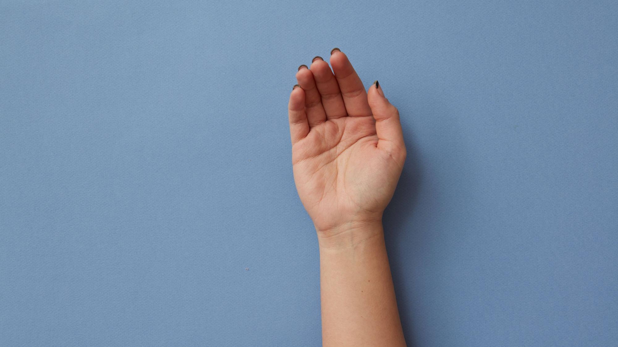 Eine gebeugte Hand, in der Falten zu erkennen sind