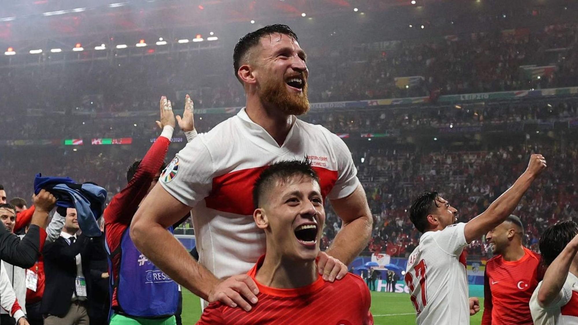 Der Kölner Salih Özcan (oben) feiert mit Jungstar Arda Güler nach dem dramatischen 2:1-Sieg gegen Österreich den Einzug der Türkei ins EM-Viertelfinale.