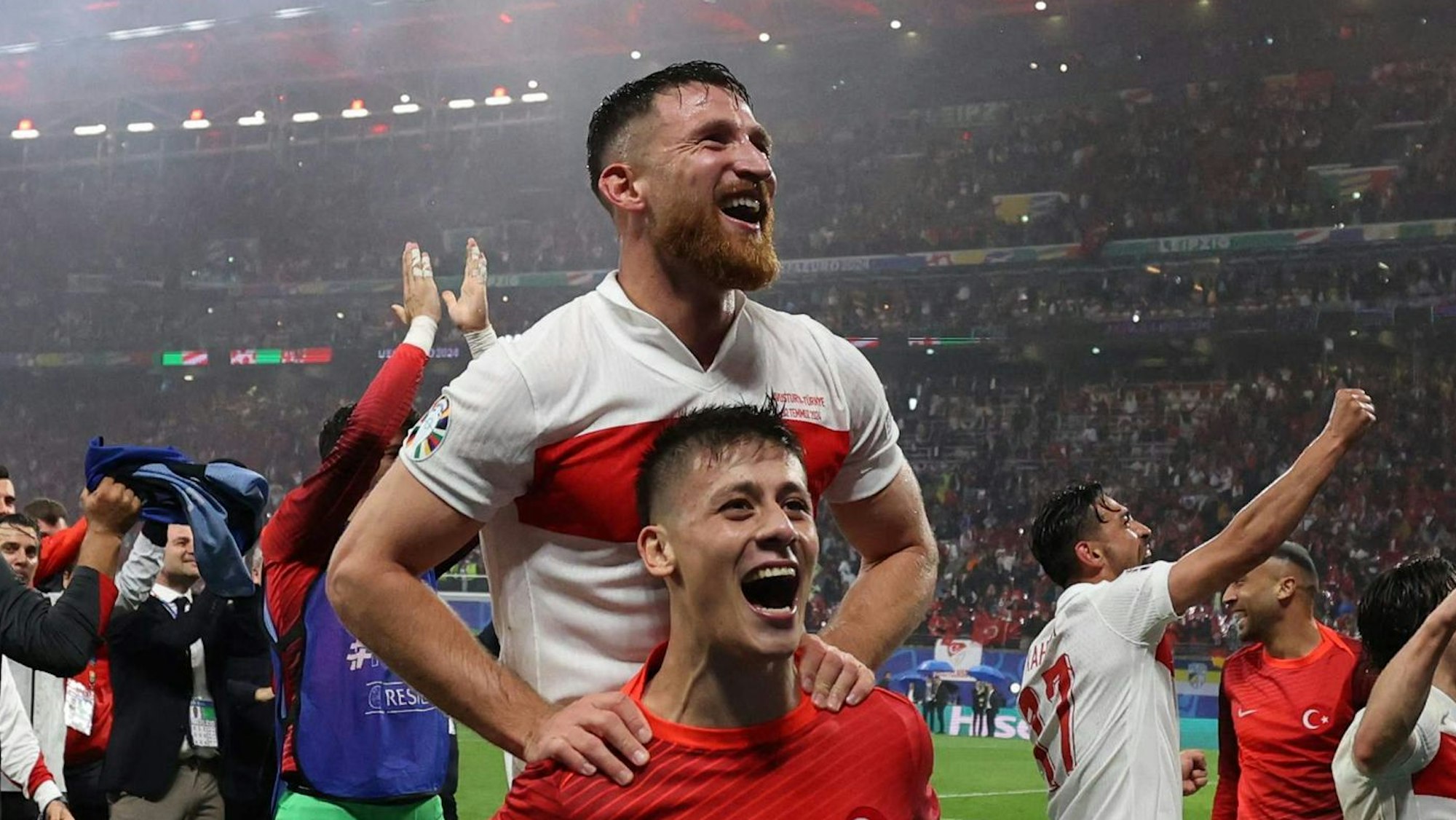 Der Kölner Salih Özcan (oben) feiert mit Jungstar Arda Güler nach dem dramatischen 2:1-Sieg gegen Österreich den Einzug der Türkei ins EM-Viertelfinale.