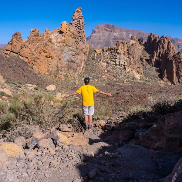 Ein Mann steht in den Bergen von Teneriffa.