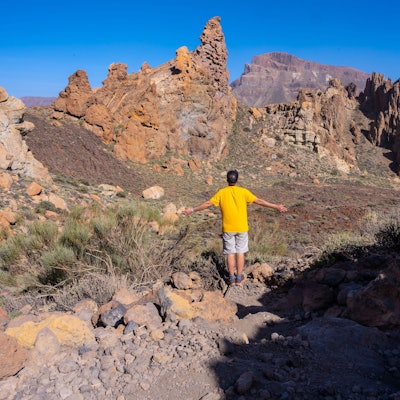 Ein Mann steht in den Bergen von Teneriffa.