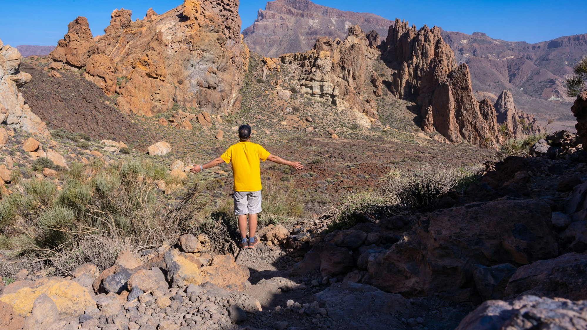 Ein Mann steht in den Bergen von Teneriffa.