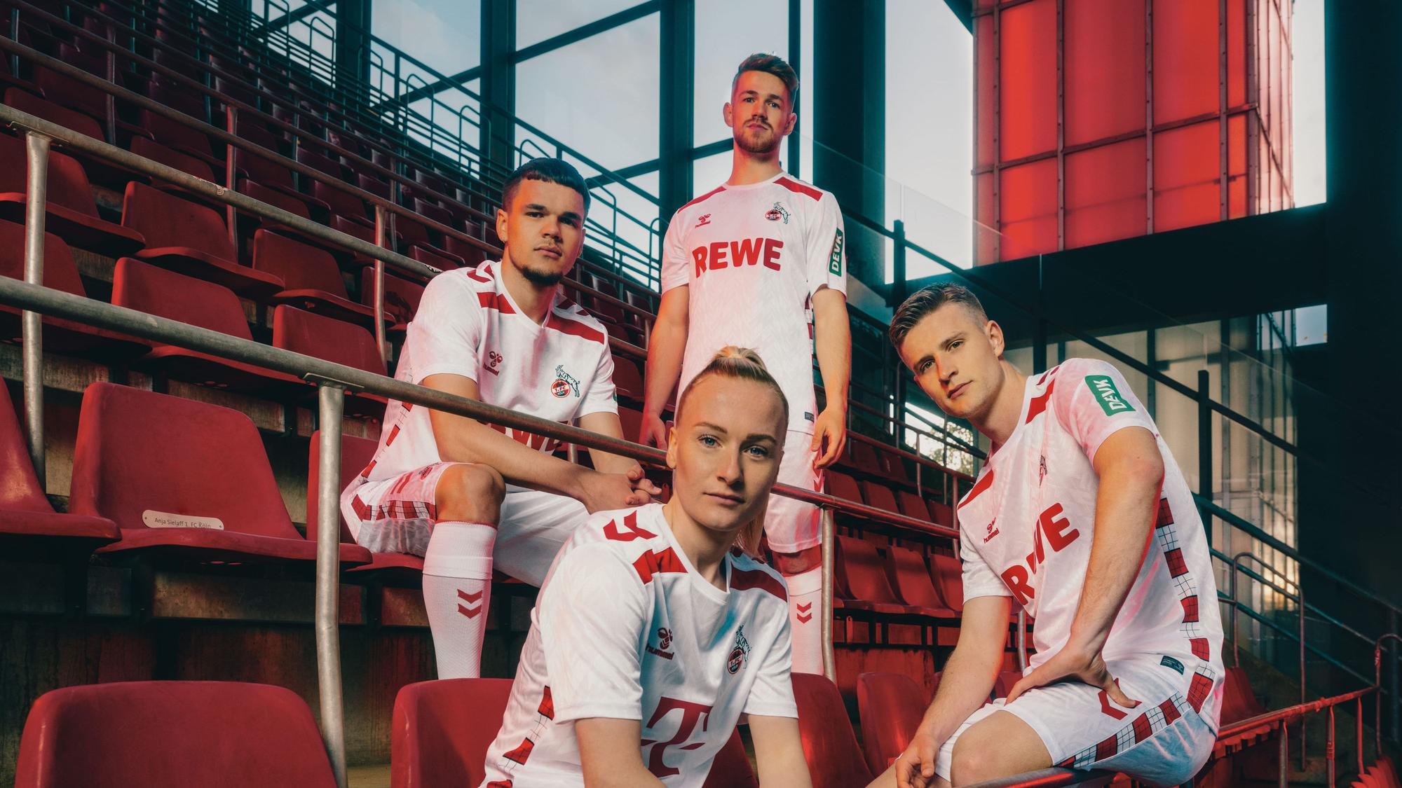 Spieler des 1. FC Köln posieren im neuen Heimtrikot