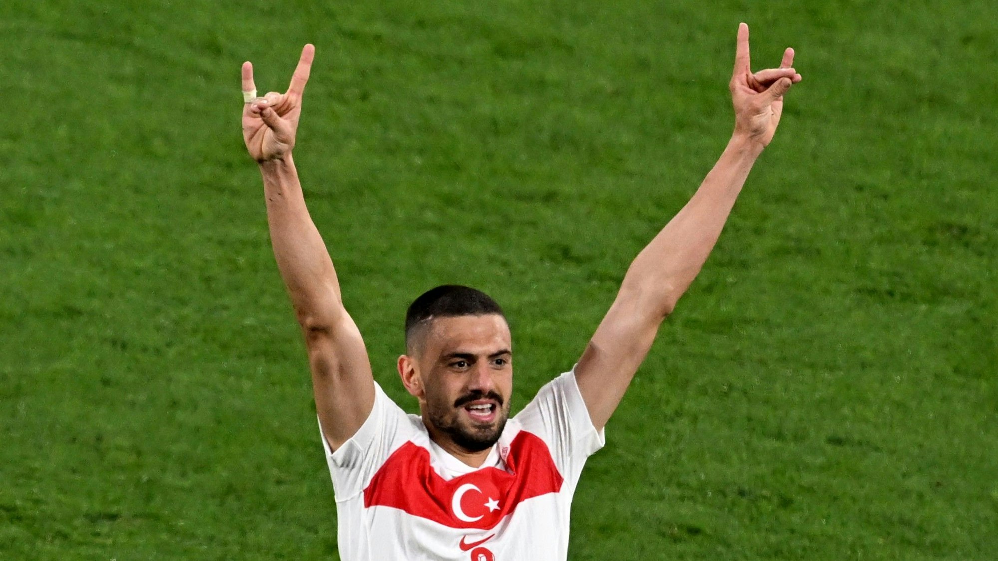 Doppeltorschütze im Achtelfinale: Merih Demiral feiert seinen zweiten Treffer gegen Österreich mit dem faschistischen Wolfsgruß – nun wurde der Verteidiger von der Uefa gesperrt.