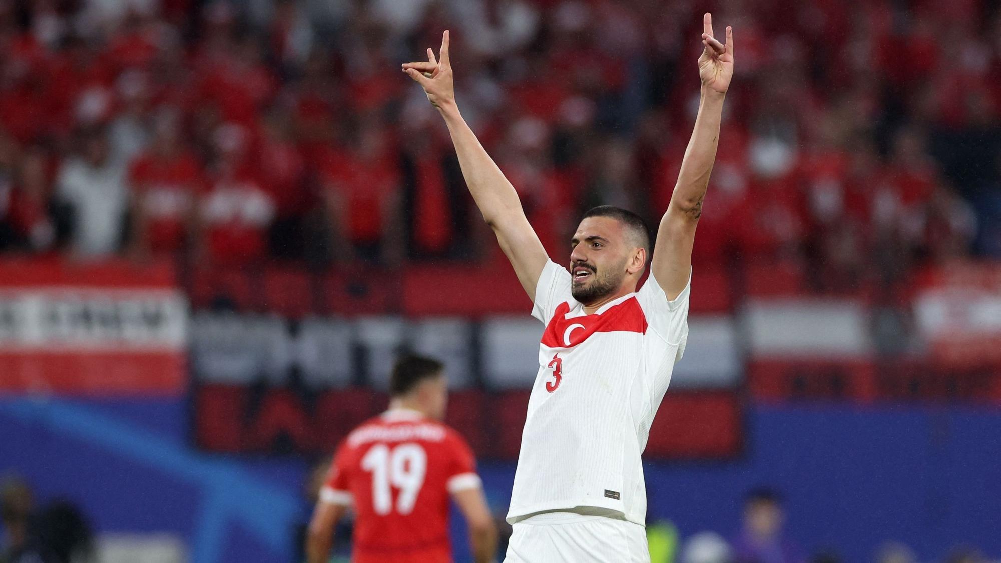 Der türkische Nationalspieler Merih Demiral bei seinem Jubel mit dem rechtsextremen Wolfsgruß