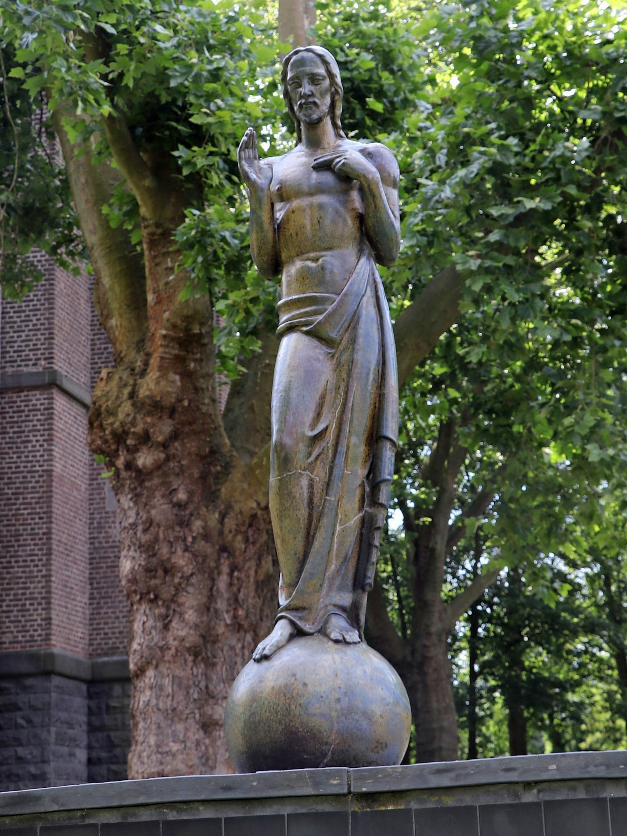 Das Bild zeigt eine Statue vor St.Audomar.