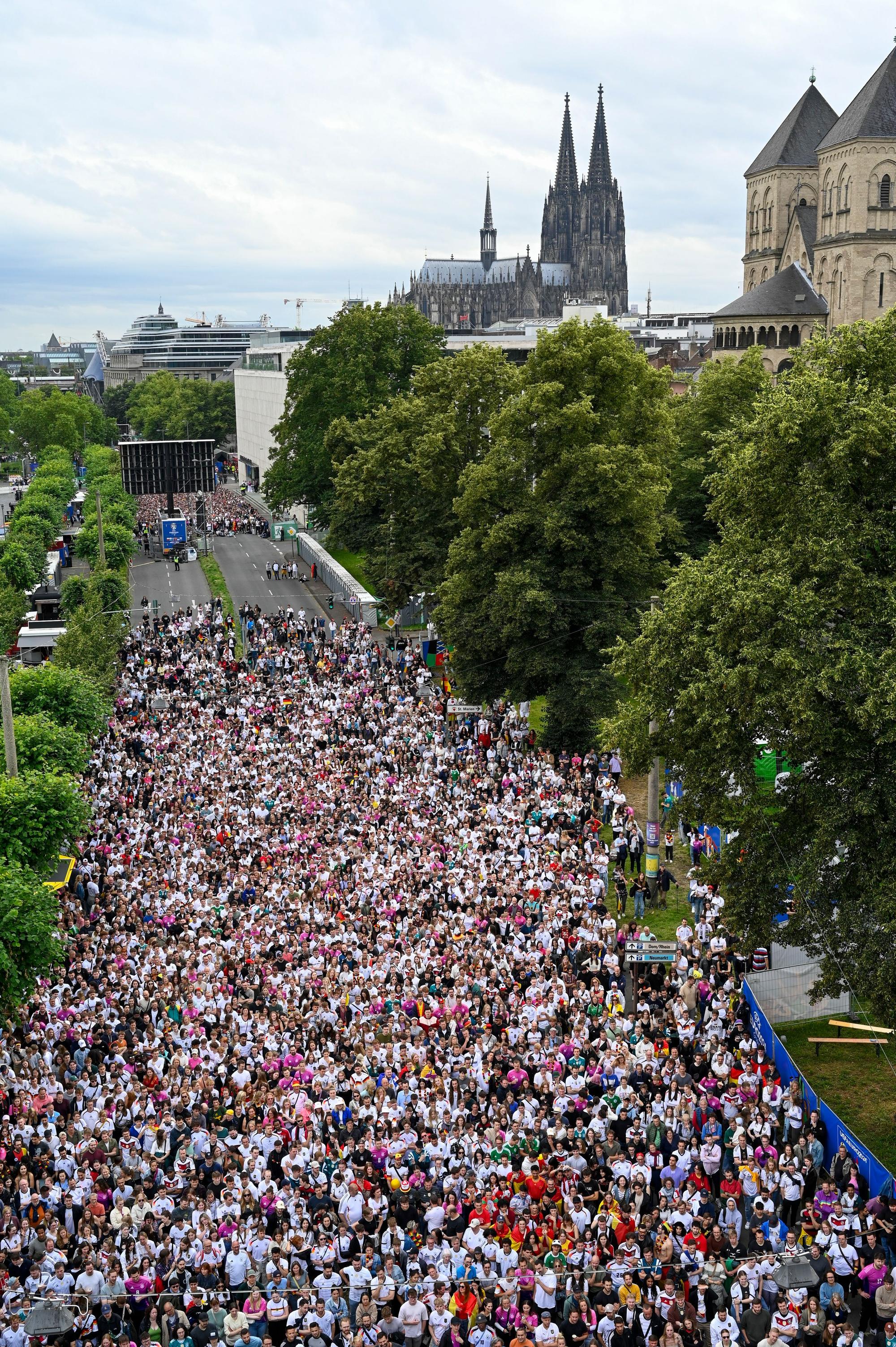 Die Fans fiebern beim Public Viewing am Konrad-Adenauer-Ufer mit.