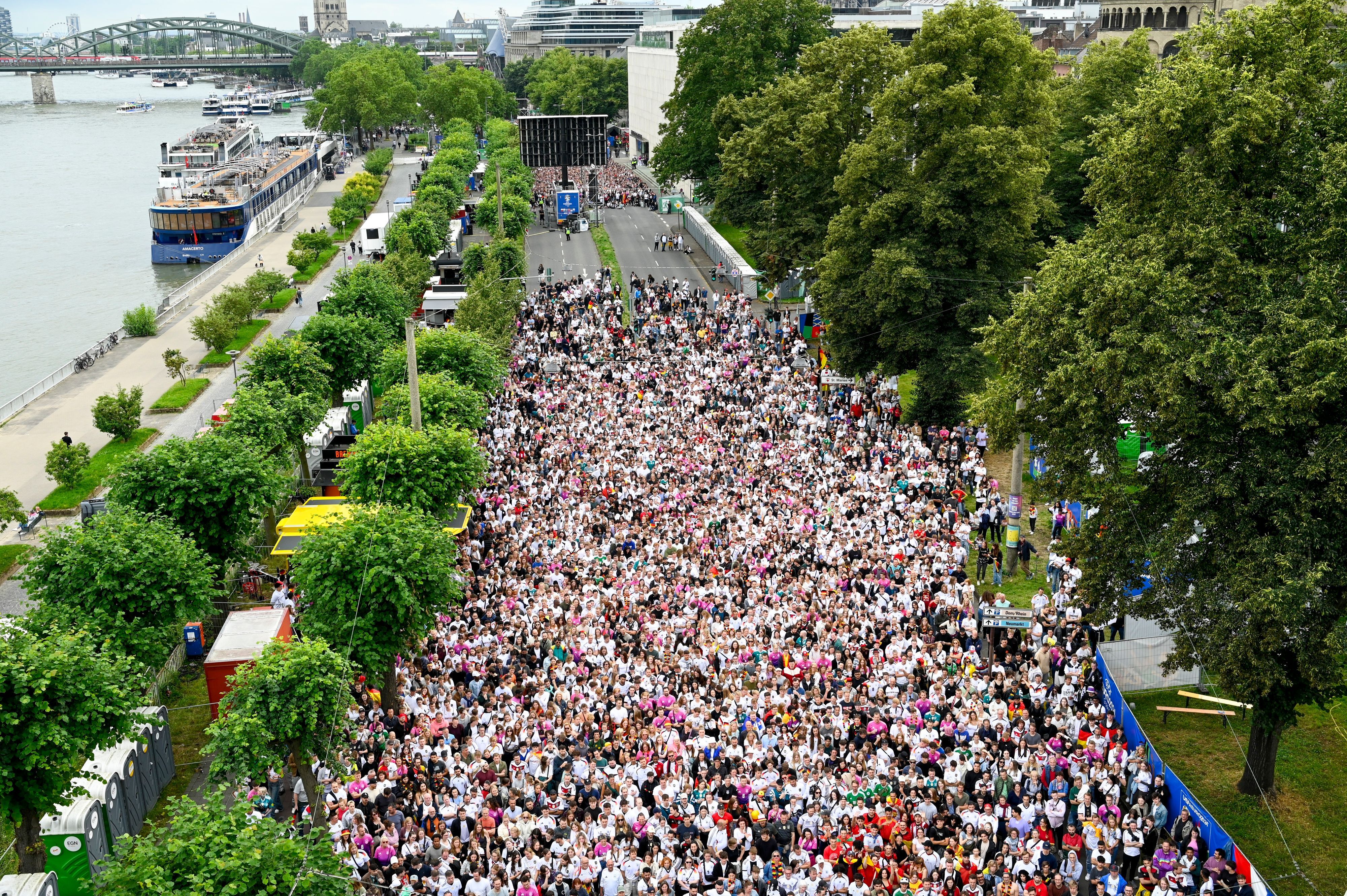 Viel los auf dem Konrad-Adenauer-Ufer am Rhein am 5. Juli 2024: Die Fans fiebern beim Public Viewing mit.