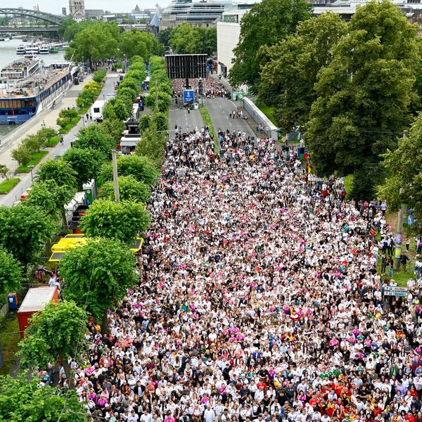 Viel los auf dem Konrad-Adenauer-Ufer am Rhein am 5. Juli 2024: Die Fans fiebern beim Public Viewing mit.