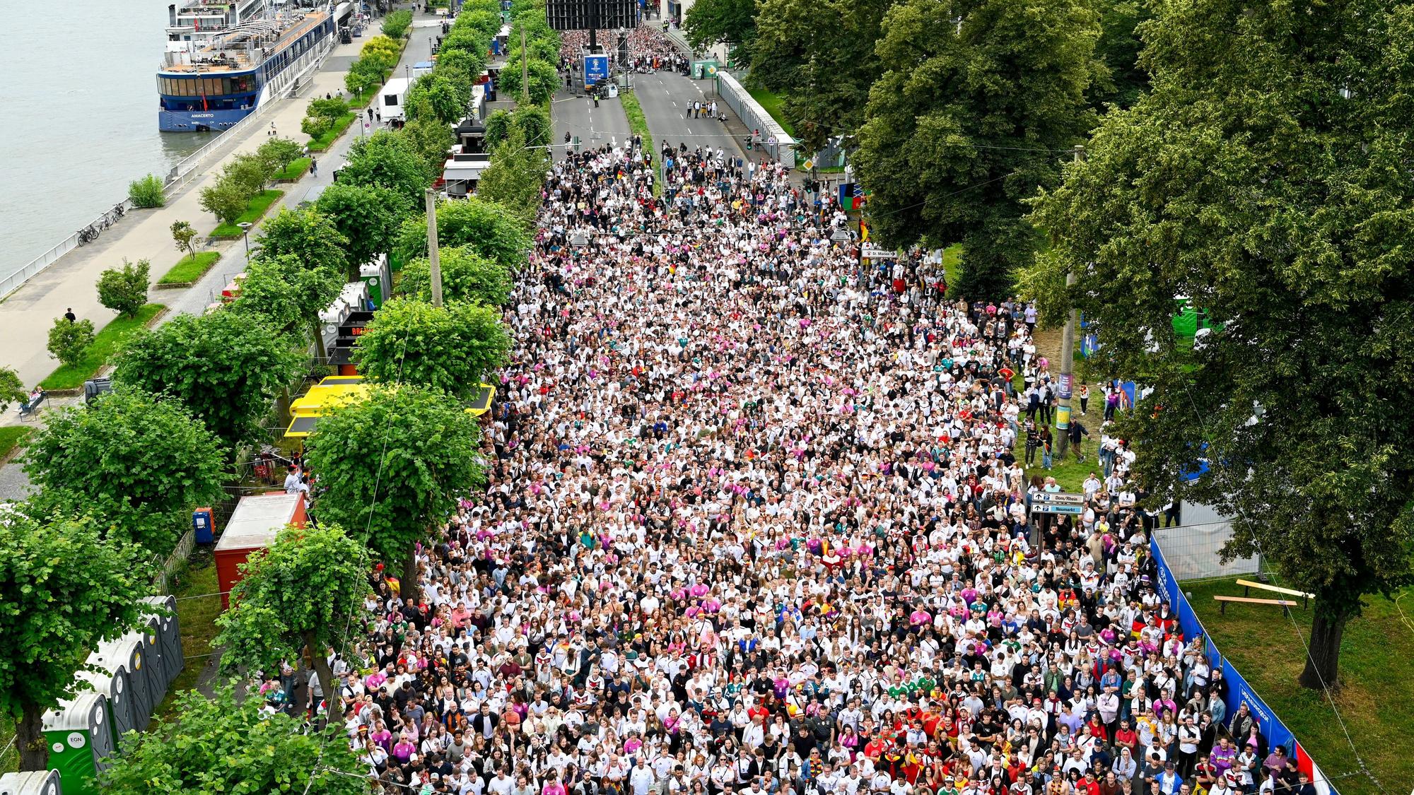 Viel los auf dem Konrad-Adenauer-Ufer am Rhein am 5. Juli 2024: Die Fans fiebern beim Public Viewing mit.