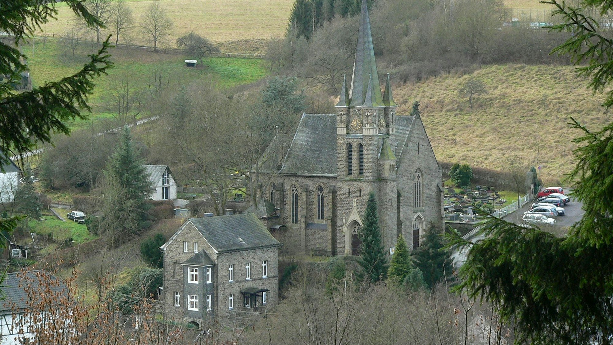Der Bau der neuen katholischen Kirche in der Morsbacher Ortschaft Holpe wurde im Jahr 1899 beendet. Das Foto zeigt das Gotteshaus aus einer erhöhten Perspektive