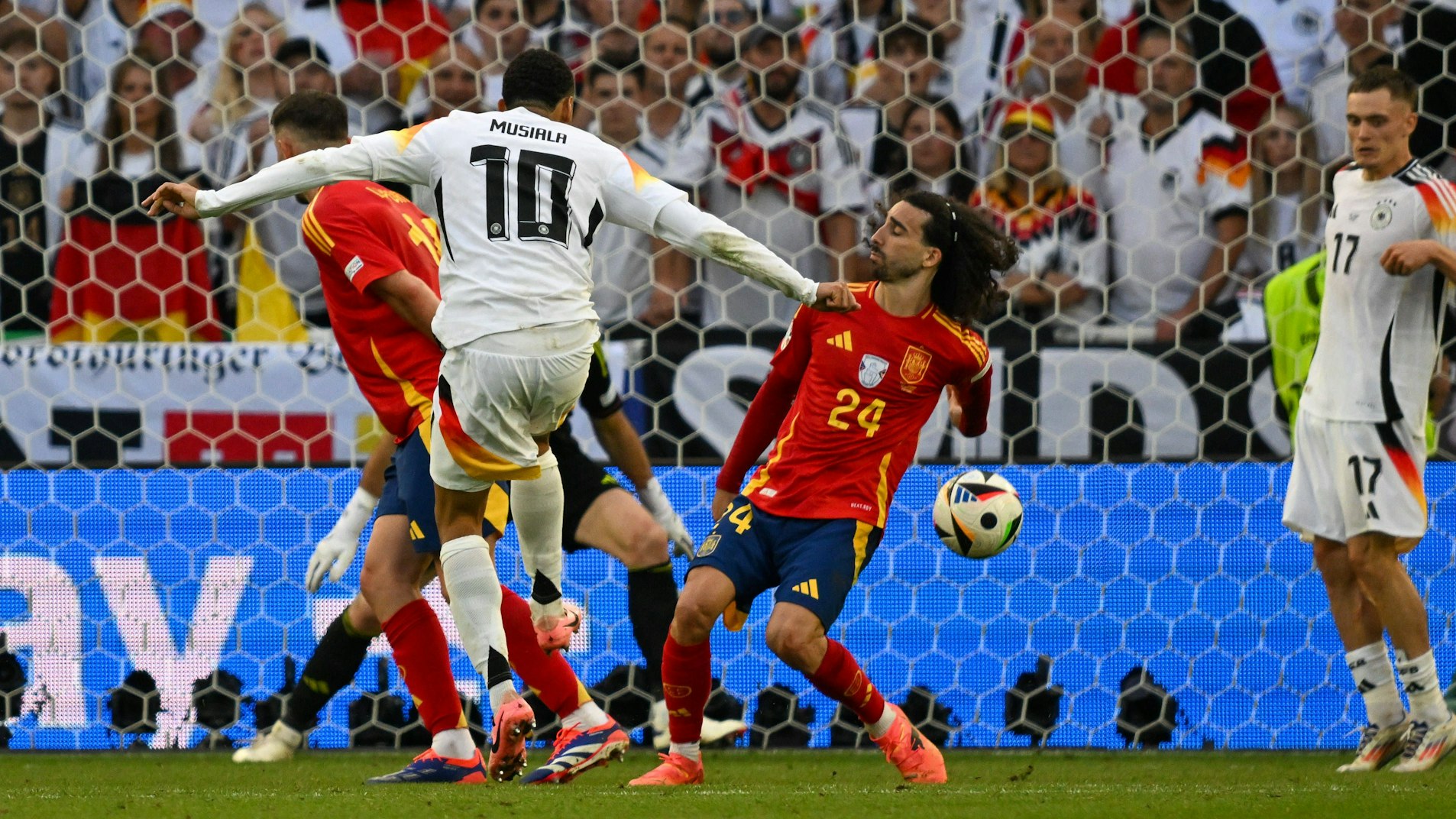 Umstrittene Szene: Cucurella spielt den Ball mit der Hand, ein Pfiff bleibt aus.