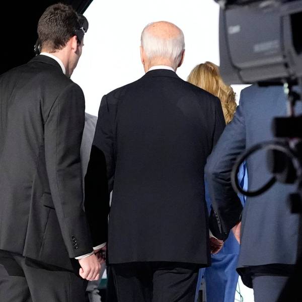 US-Präsident Joe Biden (M.) und First Lady Jill Biden (r.) verlassen die Veranstaltung nach einer von CNN veranstalteten Präsidentschaftsdebatte mit dem ehemaligen US-Präsidenten Donald Trump.