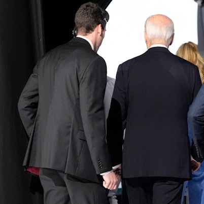 US-Präsident Joe Biden (M.) und First Lady Jill Biden (r.) verlassen die Veranstaltung nach einer von CNN veranstalteten Präsidentschaftsdebatte mit dem ehemaligen US-Präsidenten Donald Trump.