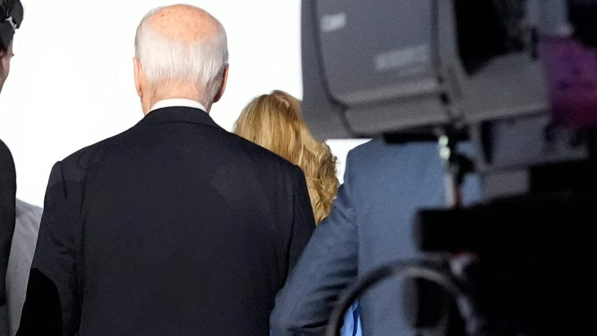 US-Präsident Joe Biden (M.) und First Lady Jill Biden (r.) verlassen die Veranstaltung nach einer von CNN veranstalteten Präsidentschaftsdebatte mit dem ehemaligen US-Präsidenten Donald Trump.