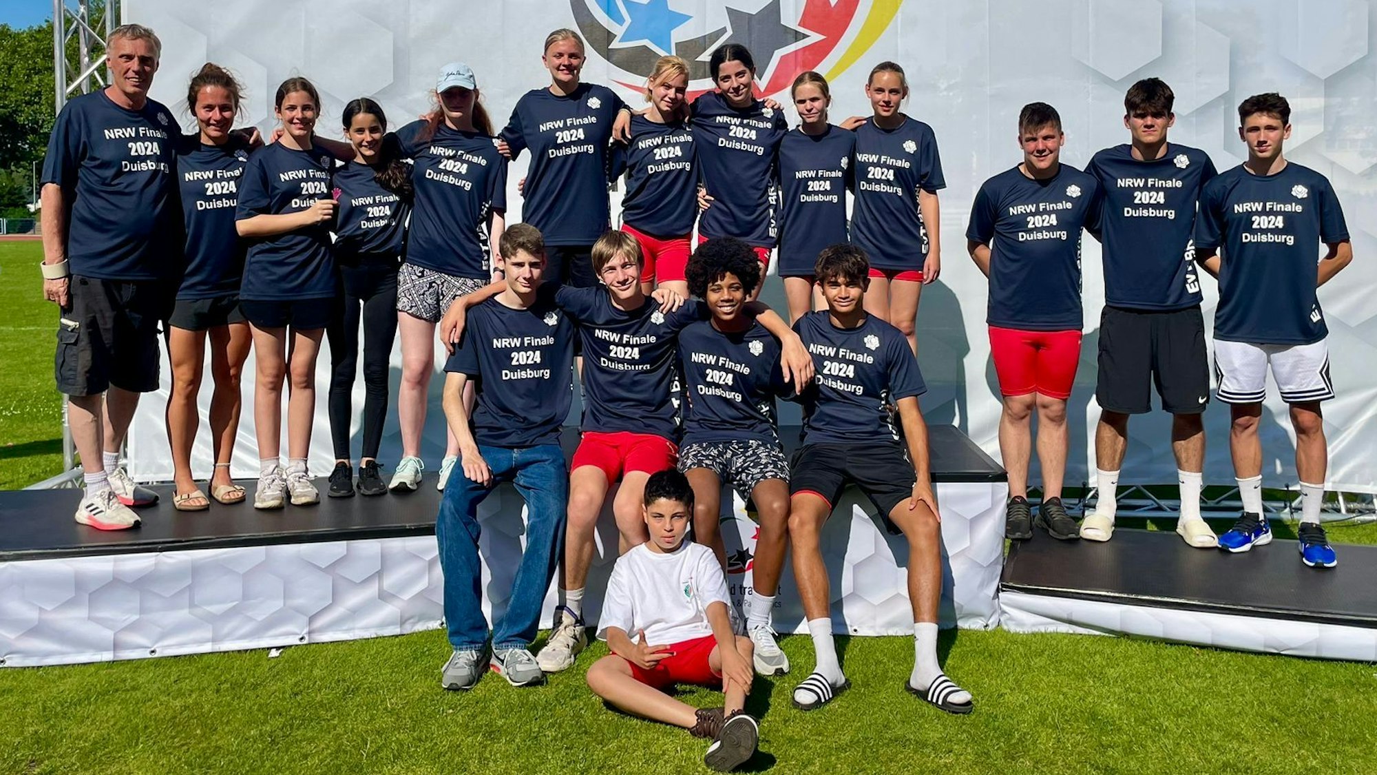 Zu sehen ist das Leichtathletik-Team der Elisabeth-von-Thüringen-Schule.