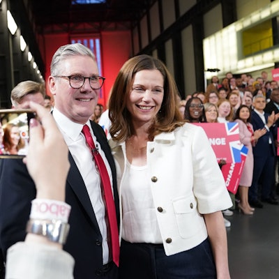 Der Vorsitzende der Labour-Partei, Keir Starmer, und seine Frau Victoria, bei einer Wahlparty für die Parlamentswahlen 2024 in London.