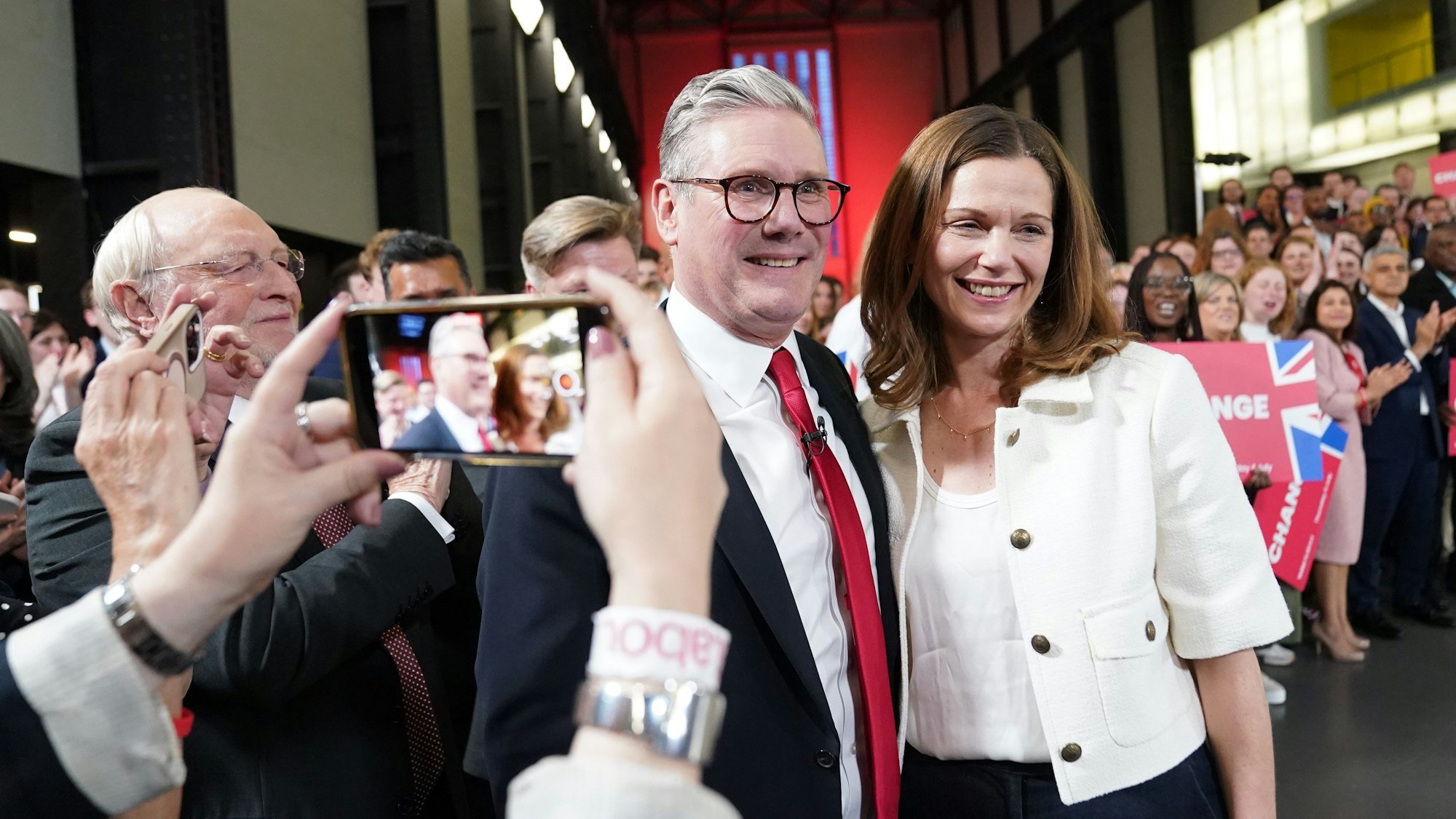 Der Vorsitzende der Labour-Partei, Keir Starmer, und seine Frau Victoria, bei einer Wahlparty für die Parlamentswahlen 2024 in London.
