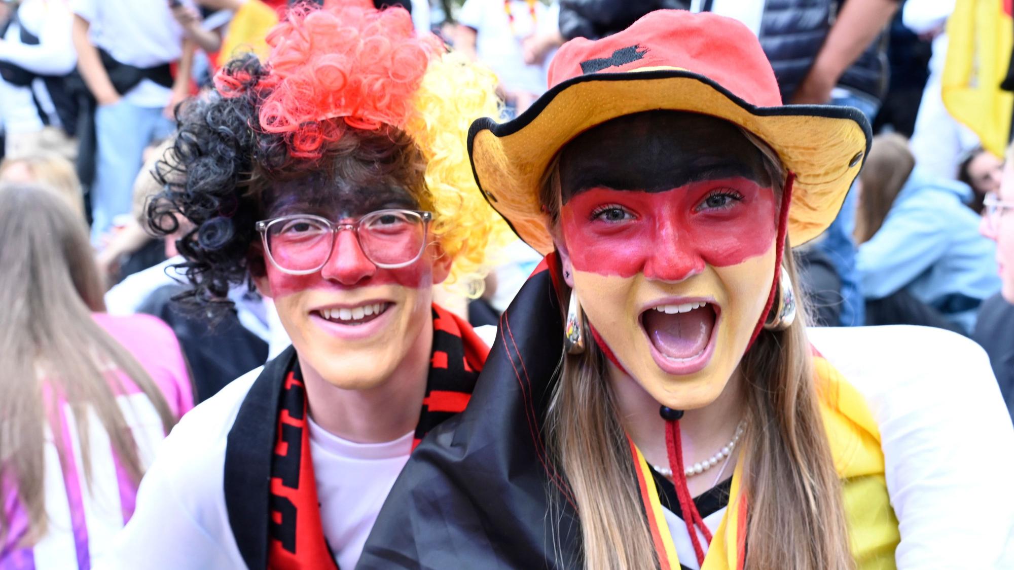 Zwei bemalte Deutschland-Fans