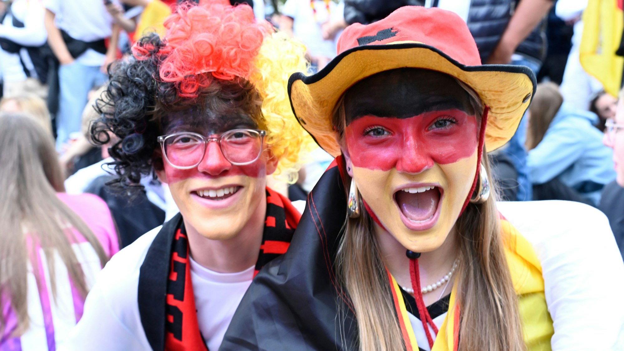 Zwei bemalte Deutschland-Fans