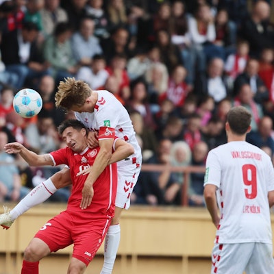 Der 1. FC Köln hat das Testspiel im Leimbachstadion in Siegen mit 6:0 gewonnen.