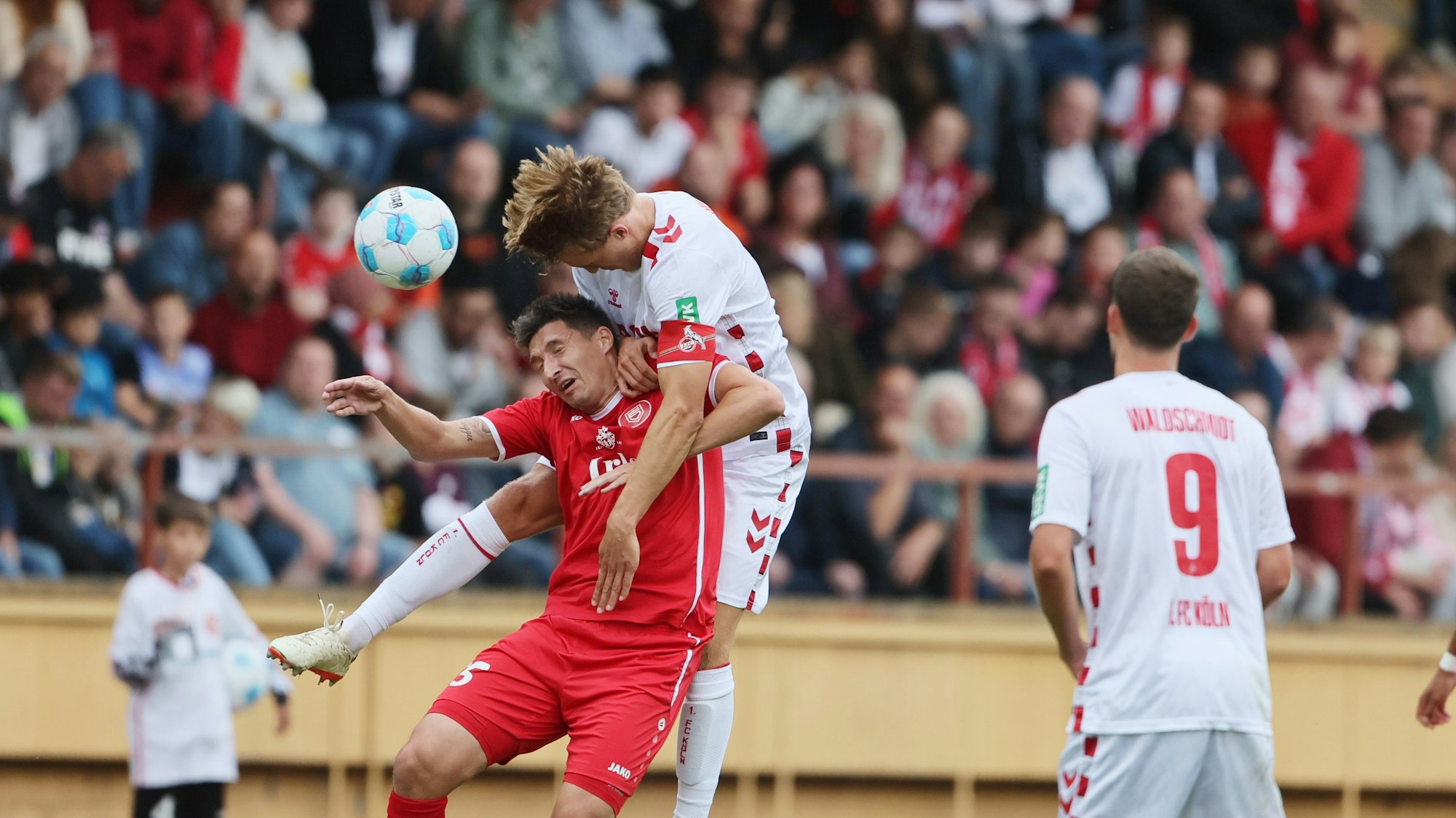 Der 1. FC Köln hat das Testspiel im Leimbachstadion in Siegen mit 6:0 gewonnen.