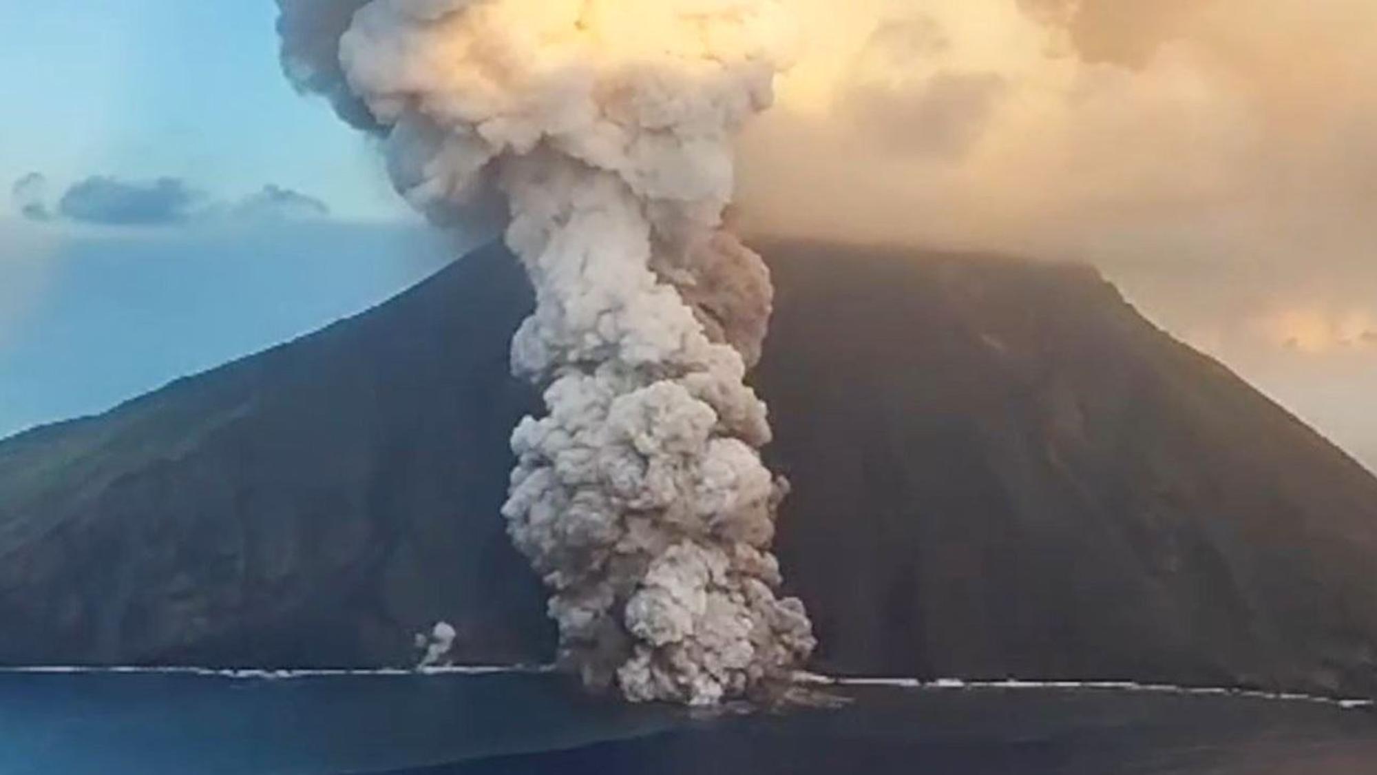 Der Vulkan Stromboli spuckt seit Tagen größere Rauchwolken aus. Mittlerweile fließen große Lavamengen ins Mittelmeer, die Bevölkerung ist in höchster Alarmbereitschaft.
