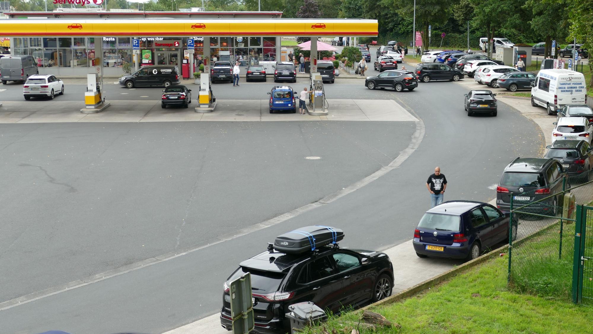 Raststätte mit Tankstelle