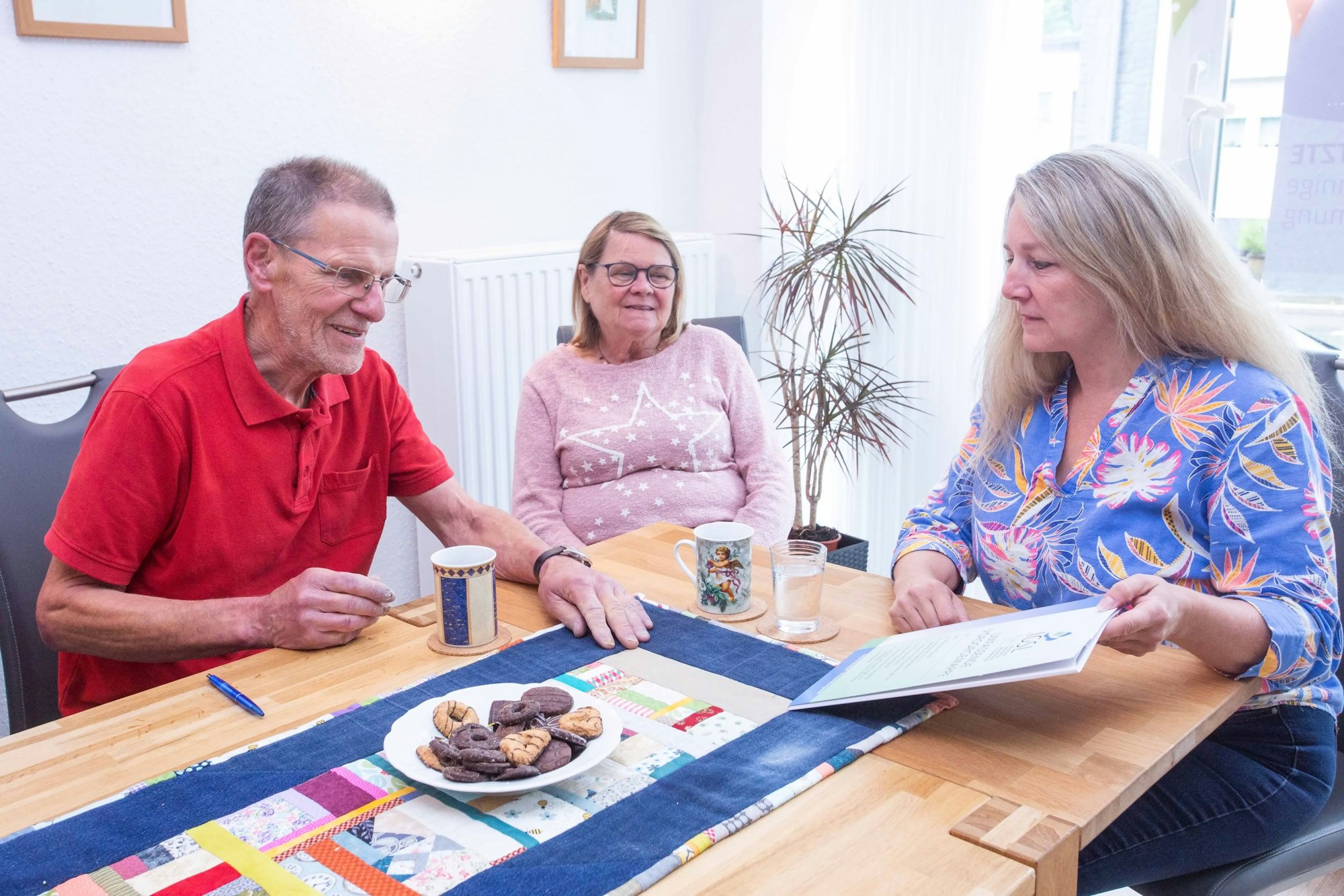 Das Foto zeigt drei engagierte Mitarbeiter des Hospizdienstes Wipperfürth-Kürten. Hans Stüttem, Dagmar Wolf und Regina Löhr sitzen an einem Tisch.
