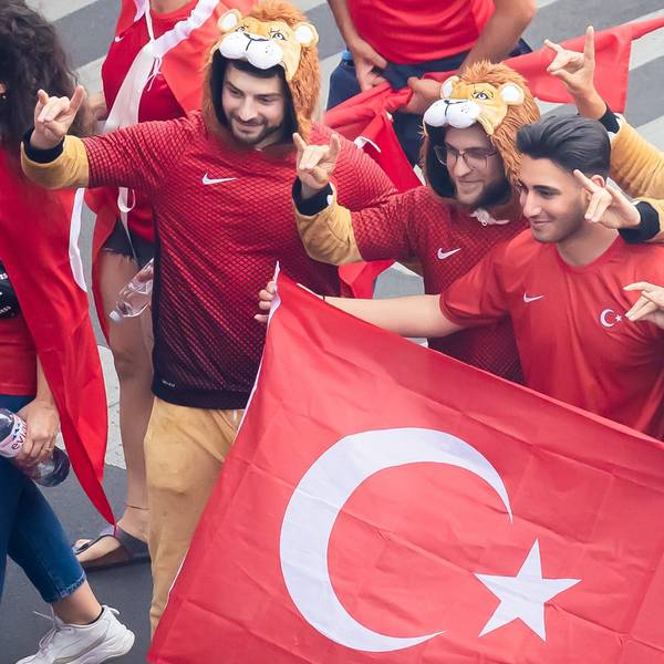 Türkei-Fans zeigen beim Fanmarsch Richtung Olympiastadion den „Wolfsgruß“, dessen Ursprung einer rechtsextremistischen Bewegung zugeordnet wird.
