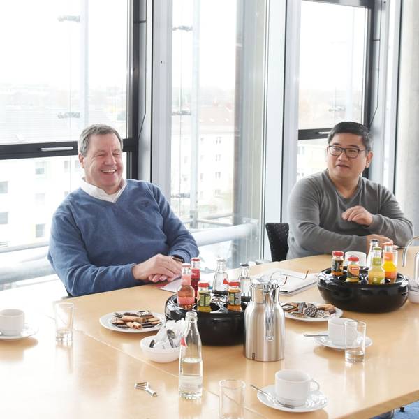 Werner Wolf und Ho-Yeon Kim bei einem Besuch um Neven DuMont Haus im November 2021.