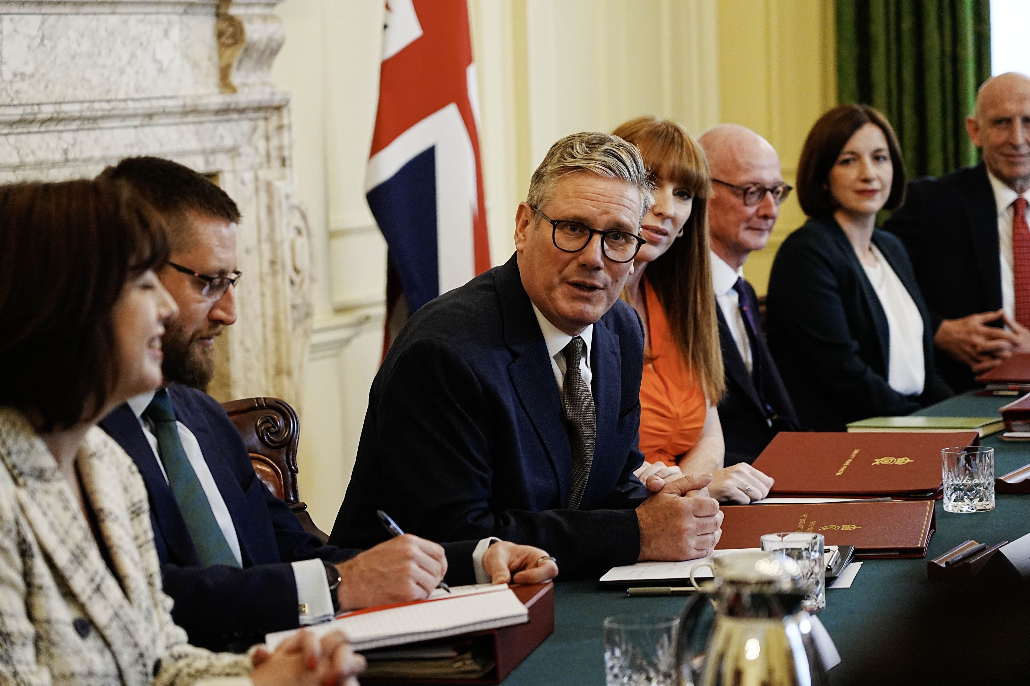 Großbritannien, London: Premierminister Sir Keir Starmer (M) und seine Stellvertreterin Angela Rayner sitzen mit mehreren Personen an einem Tisch.