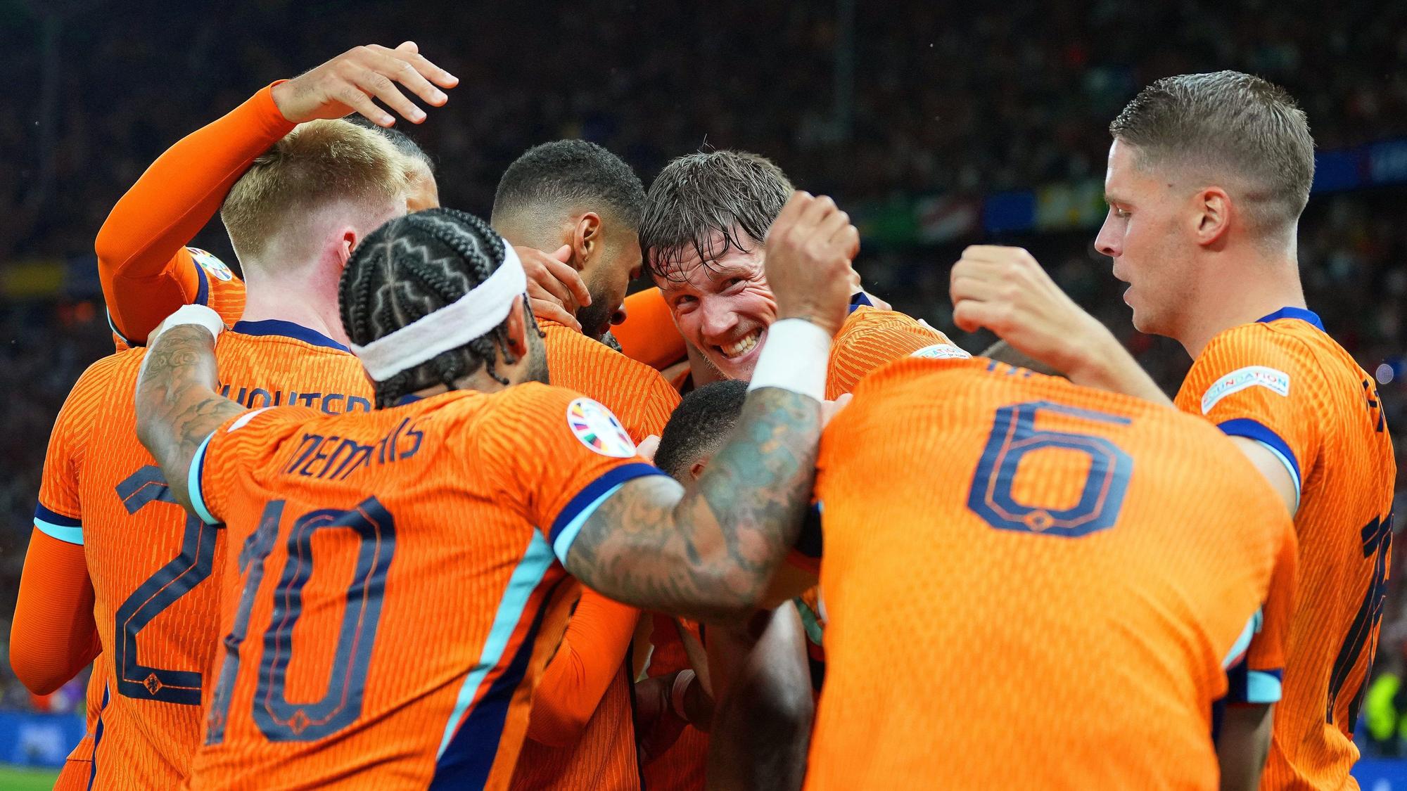 Die Spieler von den Niederlanden in ihren orangen Trikots tummeln sich umeinander, und umarmen sich bei ihrem Jubel über das 2:1 gegen die Türkei.