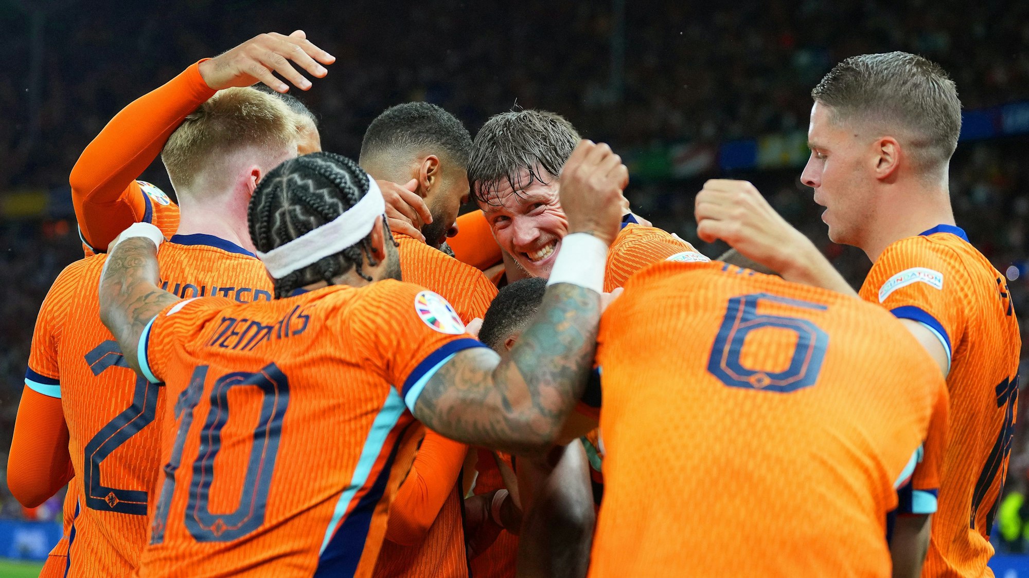 Die Spieler von den Niederlanden in ihren orangen Trikots tummeln sich umeinander, und umarmen sich bei ihrem Jubel über das 2:1 gegen die Türkei.