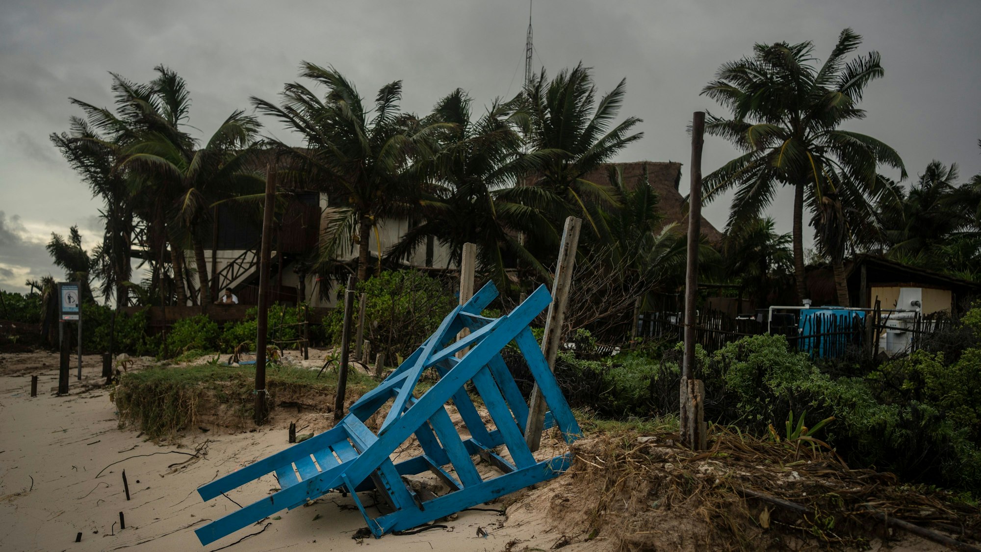 Schäden am Strand der Urlaubsregion nach dem Durchzug von Hurrikan „Beryl“. Der heftige Wind des Wirbelsturms brachte Bäume und Strommasten zum Umstürzen und deckte Häuser ab.