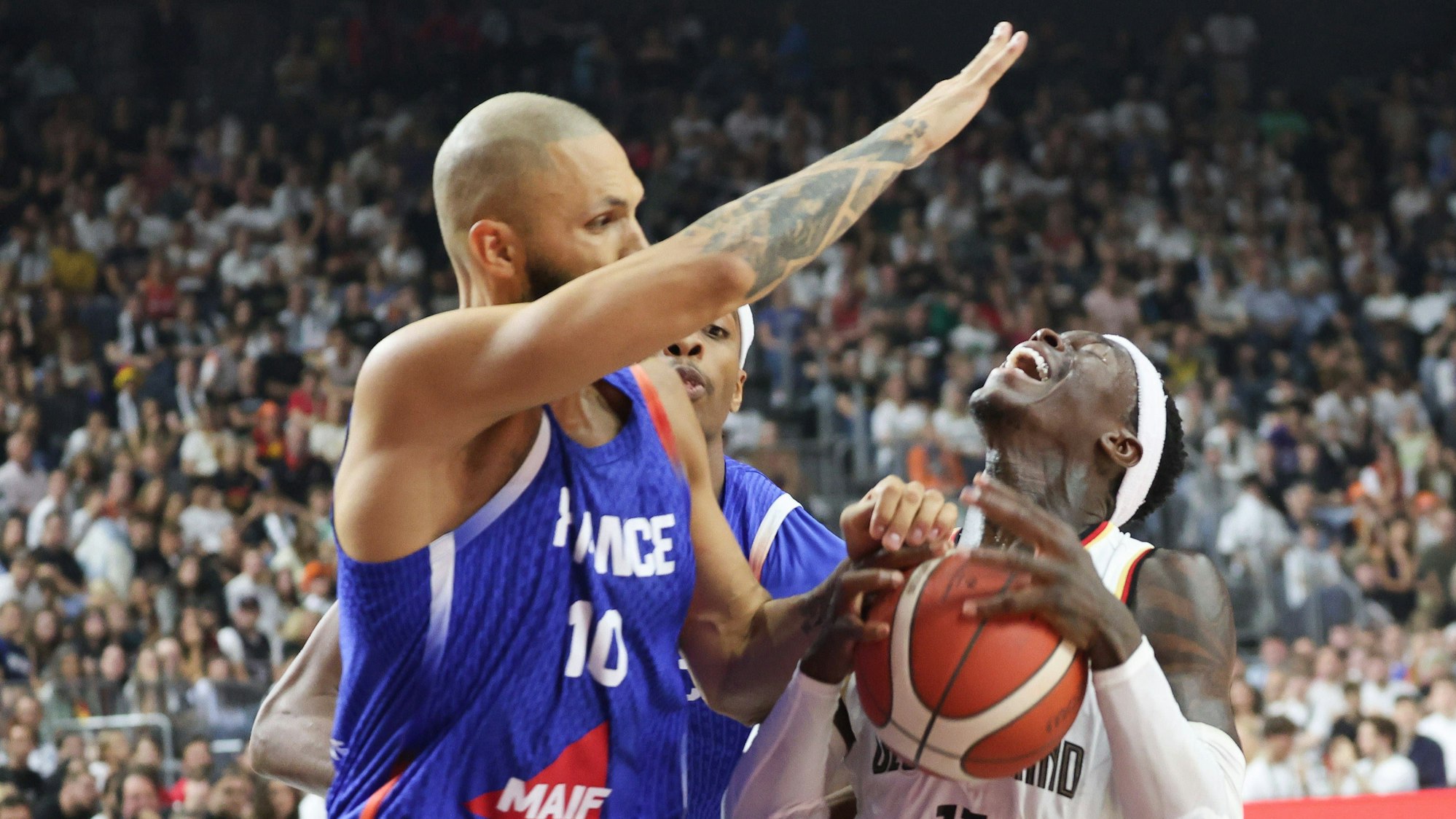 Dennis Schroeder Deutschland 17, Evan Fournier Frankreich 10, Deutschland - Frankreich, Basketball-Laenderspiel, 6.07.2024, Deutschland - Frankreich, Basketball-Laenderspiel, 6.07.2024 Foto: Eibner-Pressefoto/Joerg Niebergall *** Dennis Schroeder Germany 17 , Evan Fournier France 10 , Germany France, Basketball Laenderspiel, 6 07 2024, Germany France, Basketball Laenderspiel, 6 07 2024 Photo Eibner Pressefoto Joerg Niebergall Copyright: xEibner-Pressefoto/joergxNiebergax EP_JNL