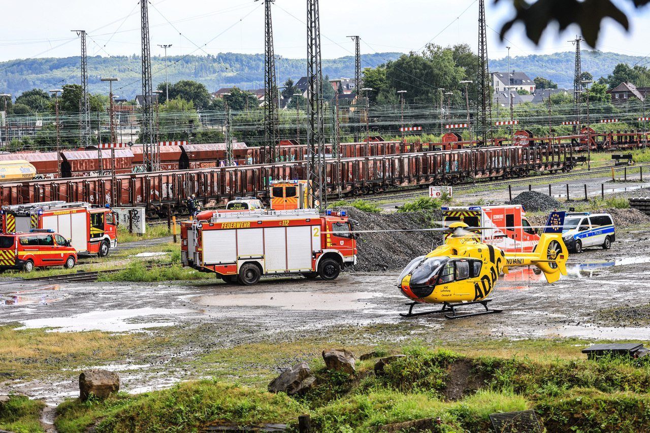 Ein Rettungshubschrauber steht neben dem Güterbahnhof.