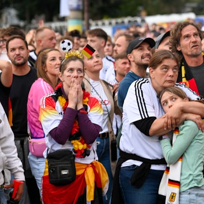 05.07.2024, Köln: Die Fans fiebern beim Public Viewing am Konrad-Adenauer-Ufer mit. UEFA EURO Fußball-Europameisterschaft. Foto: Uwe Weiser