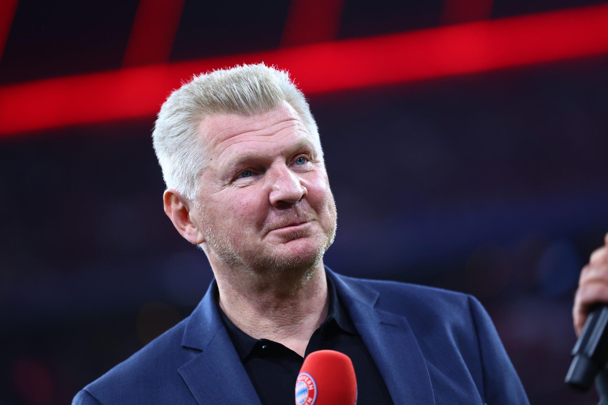 ARCHIV - 16.10.2022, Bayern, München: Fußball: Bundesliga, 10. Spieltag, Bayern München - SC Freiburg, Allianz Arena: Der ehemalige Fußballprofi Stefan Effenberg steht vor dem Spiel im Stadion. Effenberg warnt vor Achtelfinal-Gegner Dänemark. (zu dpa: «Effenberg warnt vor Dänemark: Deutsche Spieler werden leiden») Foto: Tom Weller/dpa +++ dpa-Bildfunk +++