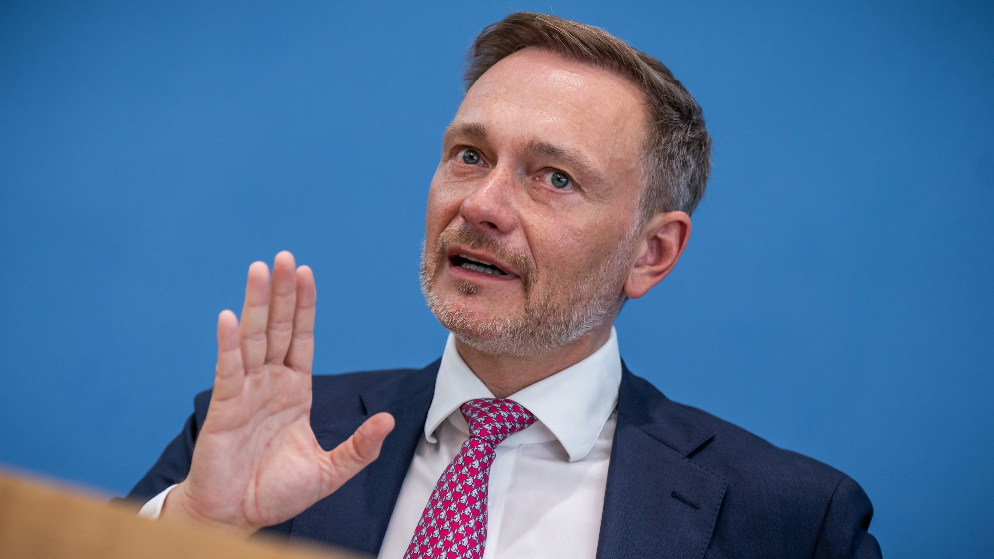 Bundesminister der Finanzen, spricht bei einer Pressekonferenz zum Haushaltsplan 2025.