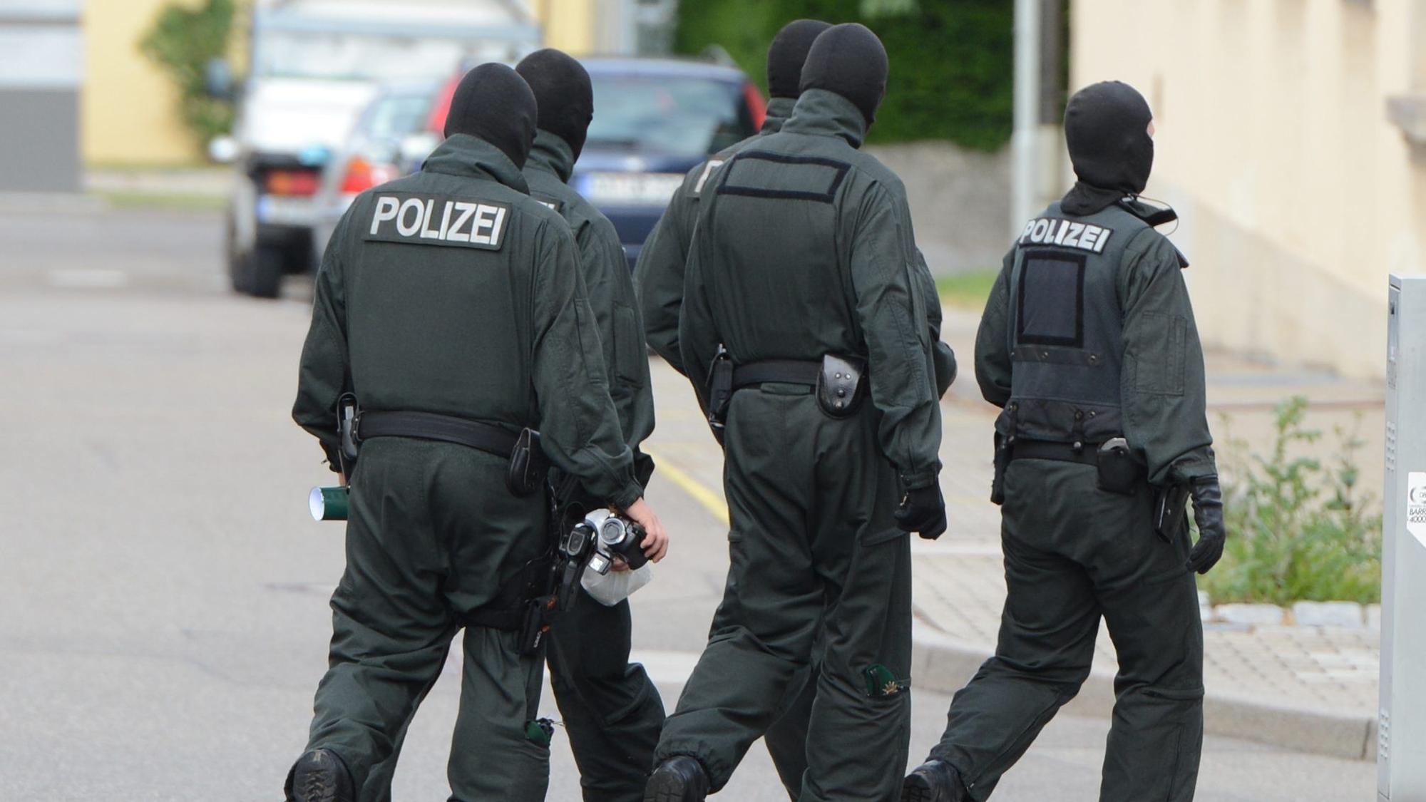 Beamte des SEK verlassen in Baden-Württemberg einen Einsatzort.